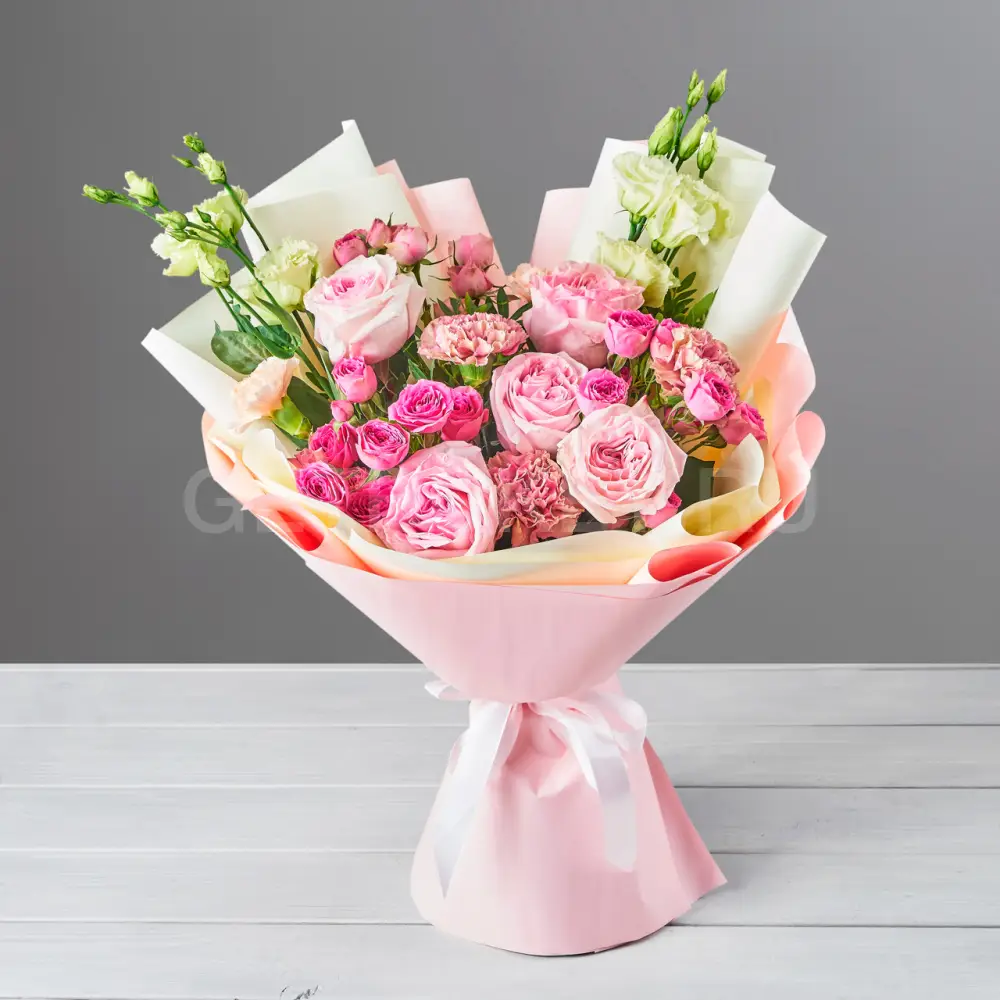 210083 Букет из розовых роз, гвоздик с эустомой