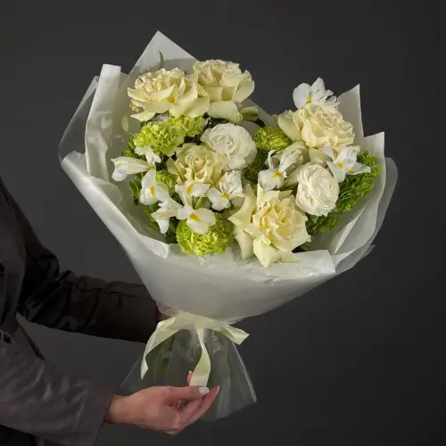 Букет из роз, молюцеллы и ирисов