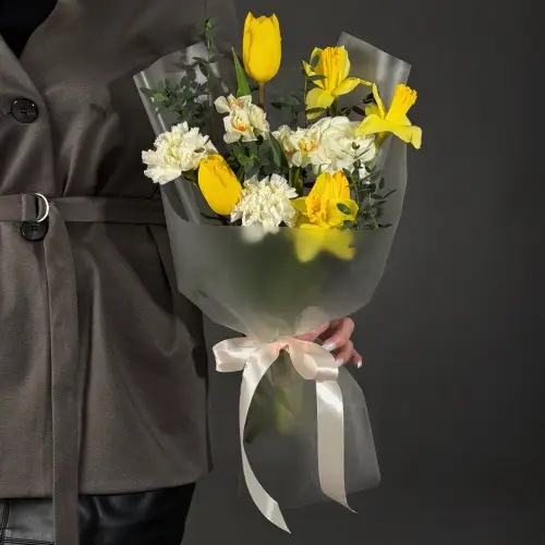 Букет из тюльпанов, гвоздик и ранункулюса