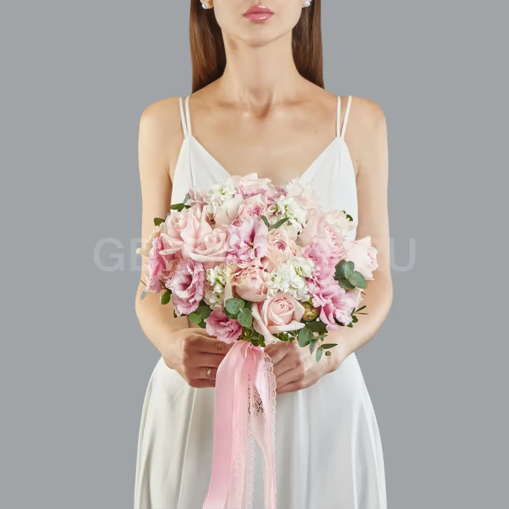 219387 Букет невесты из роз, эустом и маттиолы 