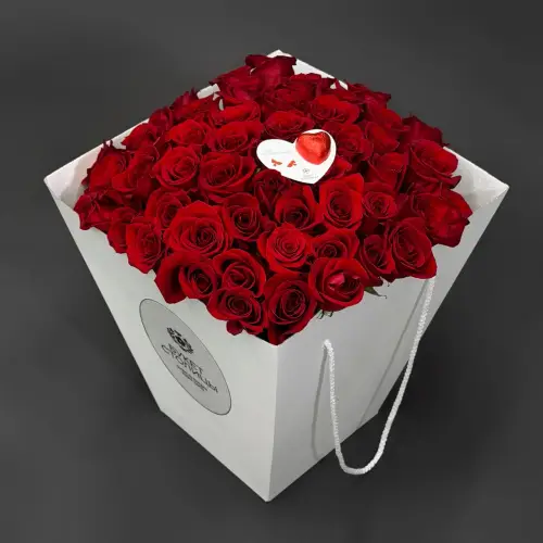 Букет из 51 розы с валентинкой в коробке
