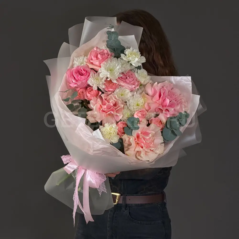 222815 Нежный букет роз, гвоздик и хризантем с эвкалиптом