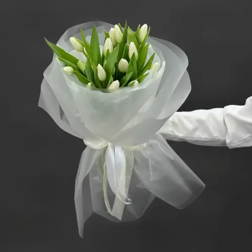 Нежный букет белых тюльпанов 