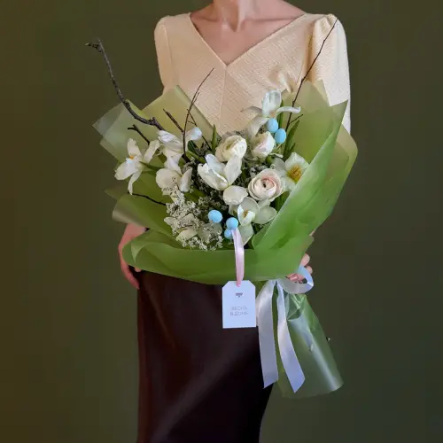 Букет из ранункулюсов, лимониума и тюльпанов 