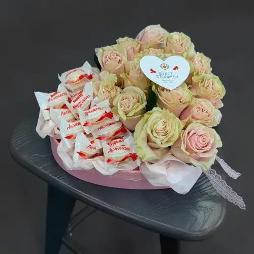 Цветочная композиция из роз с конфетами для нее