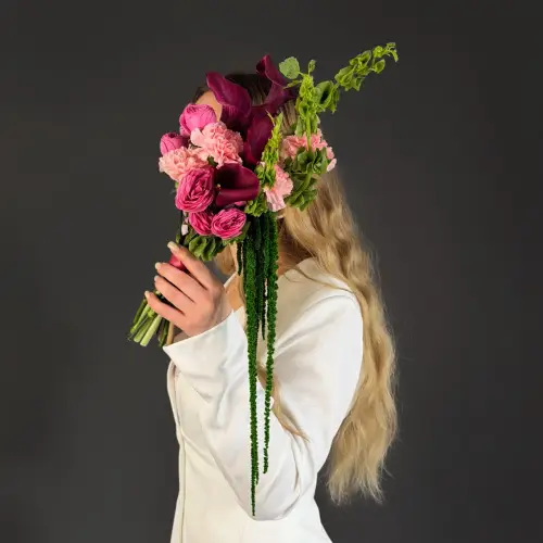 Букет невесты из калл, кустовой розы и амаранта