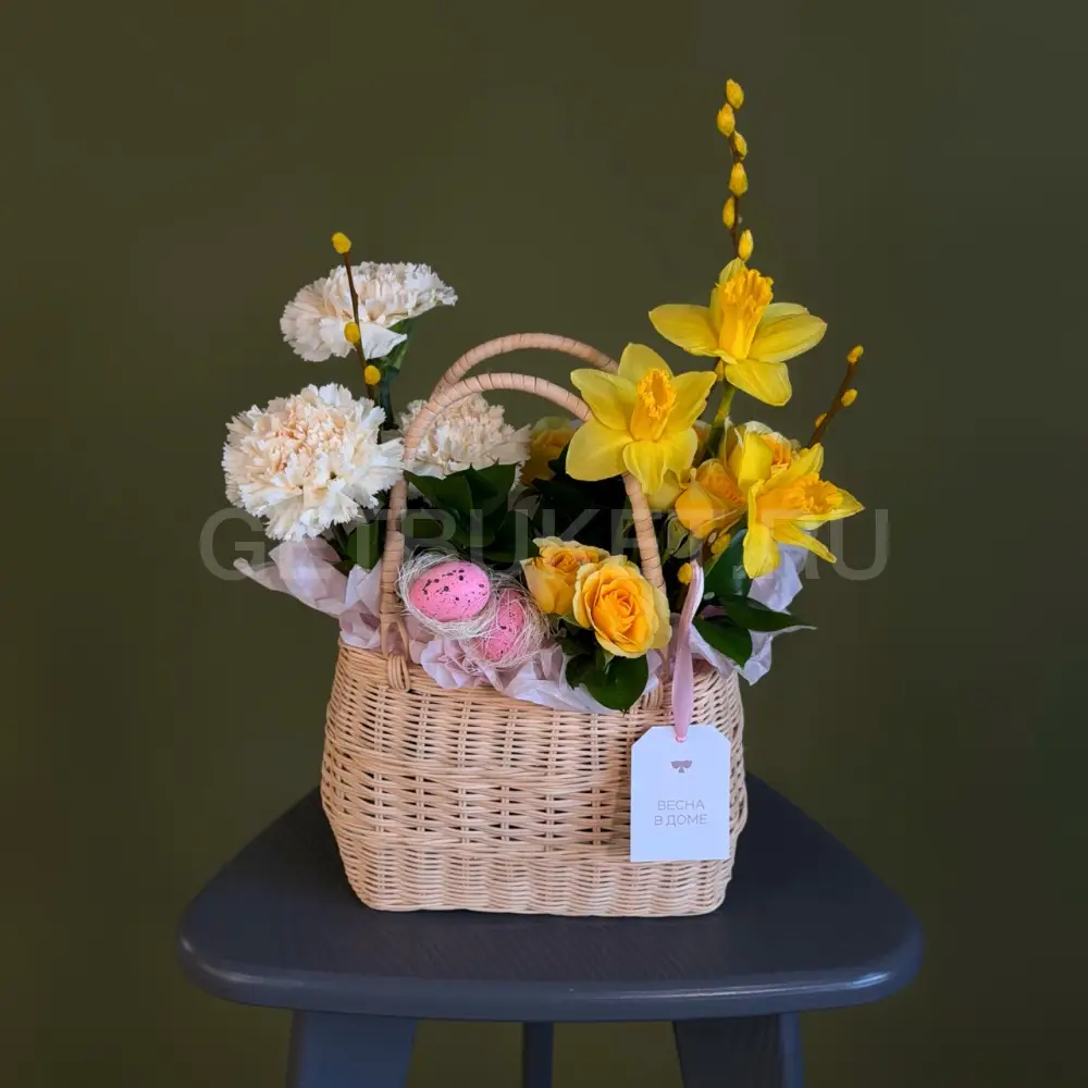 226602 Цветочная композиция с гвоздиками, нарциссами и вербой в плетеной корзине