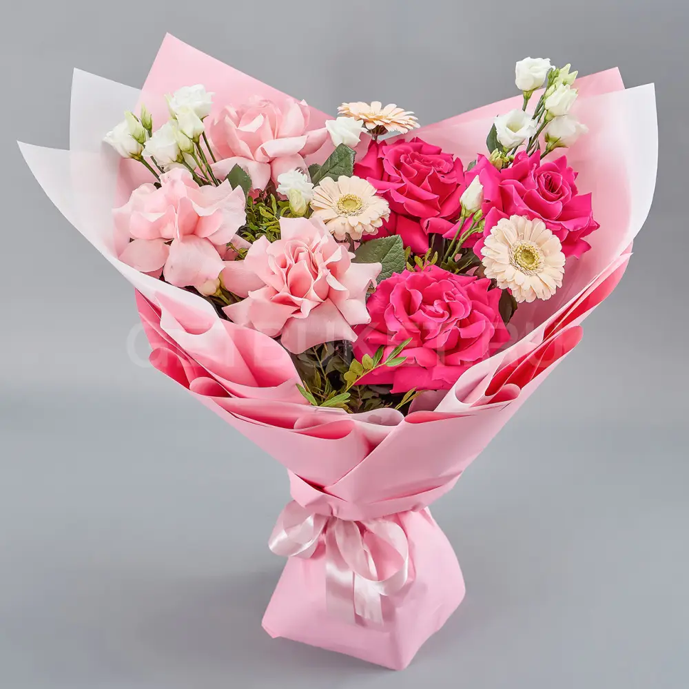 216905 Розовый букет роз, гербер и эустомы