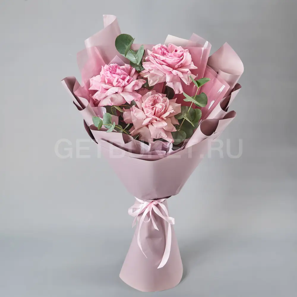 219269 Букет из трех роз с эвкалиптом